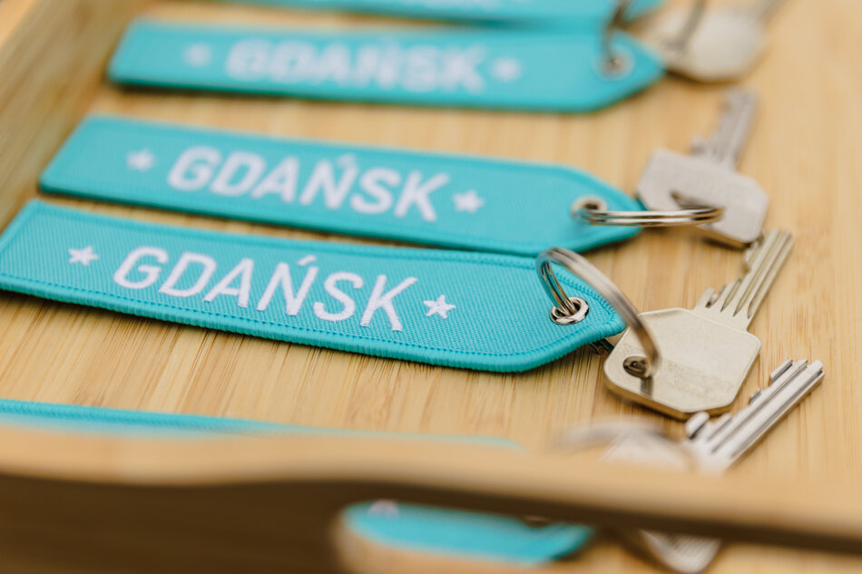 Zestawy kluczy z przywieszkami na których jest napis Gdańsk