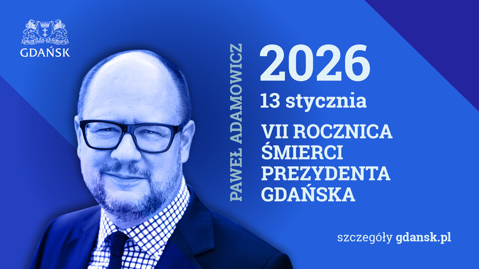 grafika z niebieskim tłem i zdjęciem uśmiechniętego mężczyzny