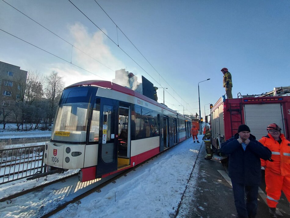 dymiący tramwaj typu bombardier. 