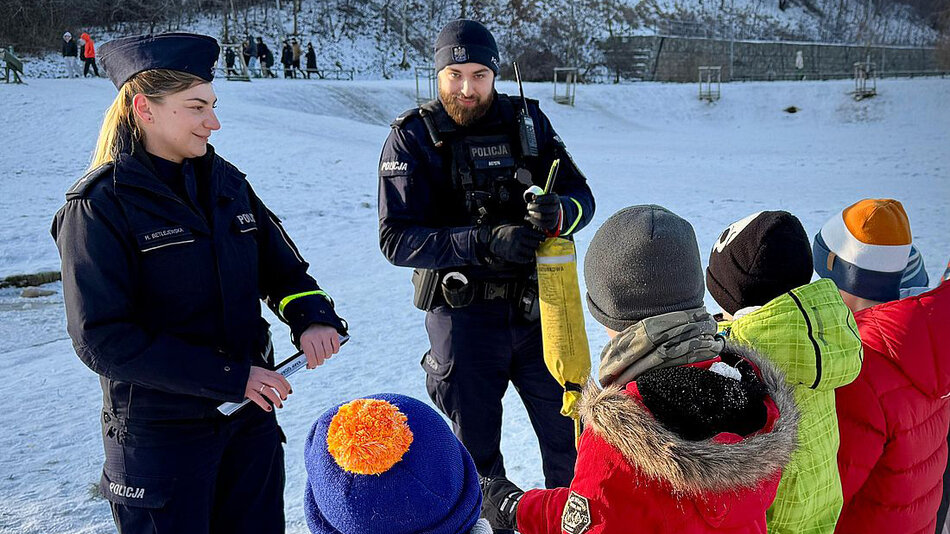 Funkcjonariusze-Komendy-Miejskiej-Policji-w-Gdansku-nad-zbiornikiem-wodnym-z-uczniami-z-Morskiej-Szkoly-Podstawowej-im-Aleksandra-Doby-w-Gdansku_strona glowna