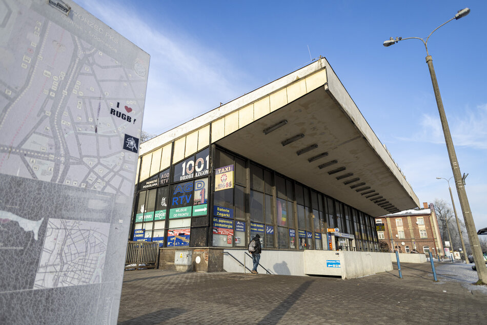 Widok budynku zrobiony nieco z boku - z perspektywy chodnika dla pieszych