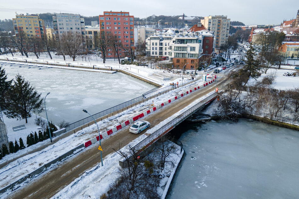 zdjęcie z drona, widać wyremontowany mostek po którym jedzie samochód