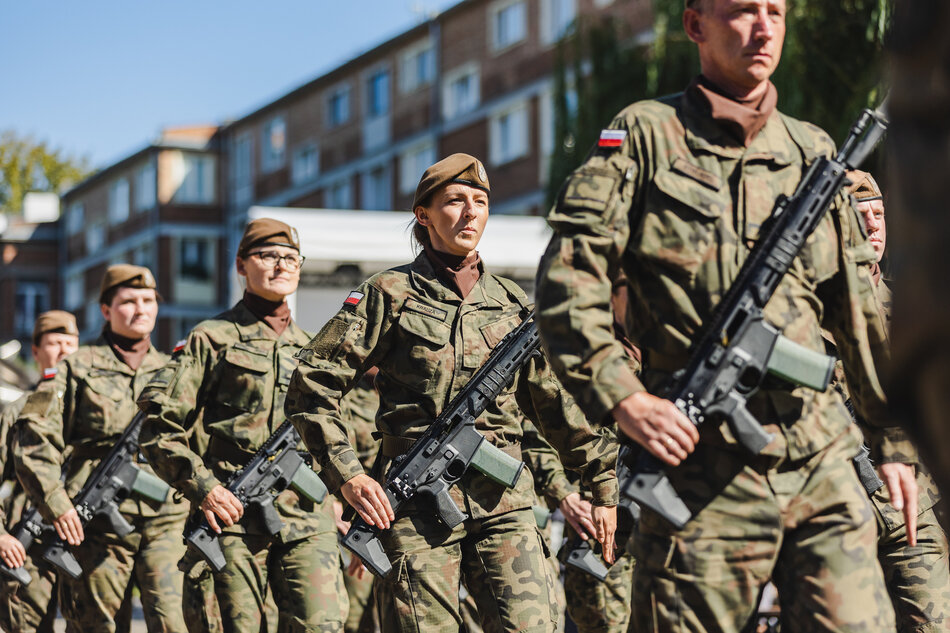 Żołnierze maszerują przez miasto.