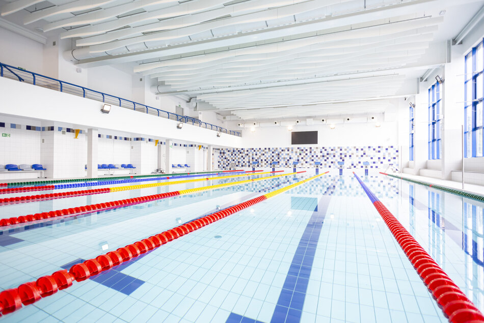 na zdjęciu basen pod dachem, wypełniony wodą