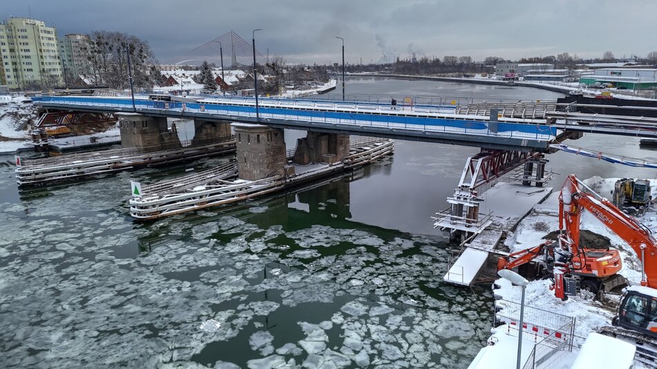 na zdjęciu rozbierany most w zimowej aurze, widać krę na rzece