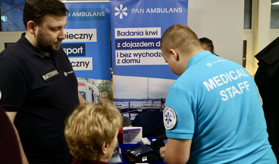 Dwóch mężczyzn patrzy się na coś na stole