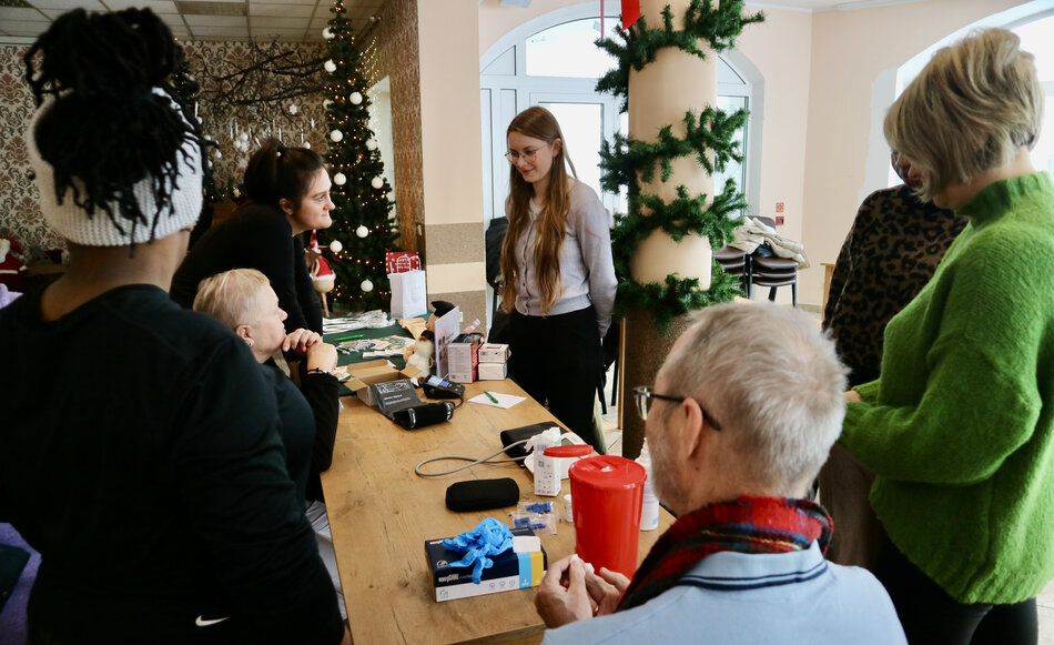 Ludzie zgromadzeni wokół stołu