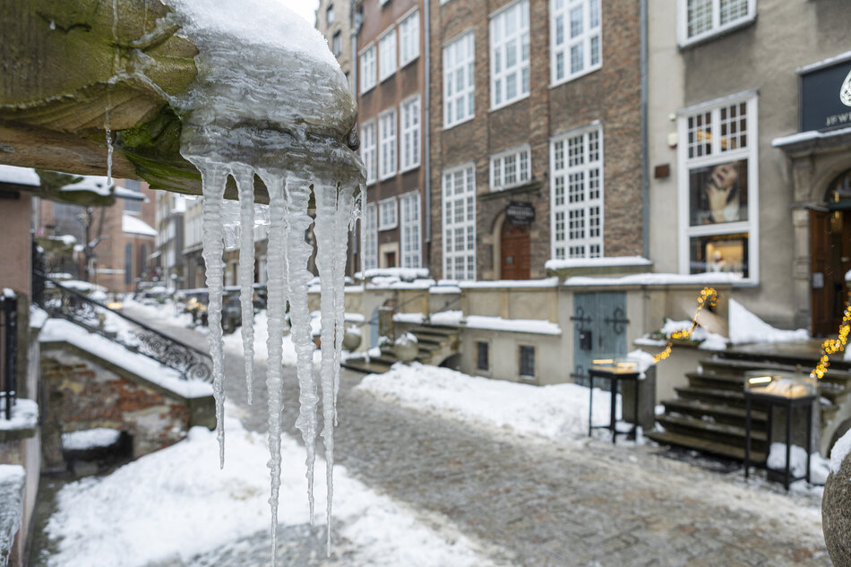 Zdjęcie zimy w Gdańsku. Widoczne sople