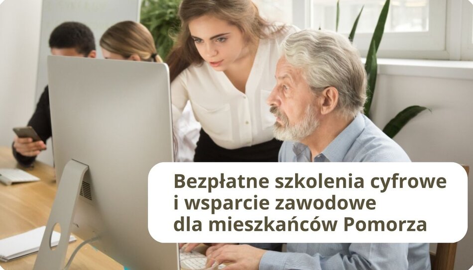 Zdjęcie w jasnym biurze. Mężczyzna z siwą brodą siedzi przy komputerze stacjonarnym Apple, a stojąca obok niego młoda kobieta pochyla się nad monitorem, wskazując coś na ekranie. W tle widoczna inna osoba korzystająca z telefonu. W dolnej części, na białym, półprzezroczystym prostokącie, znajduje się brązowy napis: „Bezpłatne szkolenia cyfrowe i wsparcie zawodowe dla mieszkańców Pomorza”.