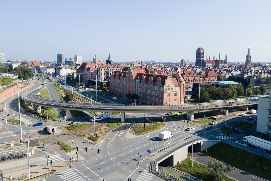 Zdjęcie z lotu ptaka, widok na estakadę w mieście.