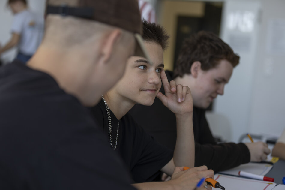 Miło Was Widzieć: młodzież. Przestrzenie młodzieżowe, warsztaty o emocjach, spotkania z rówieśnikami i zajęcia rozwijające kreatywność