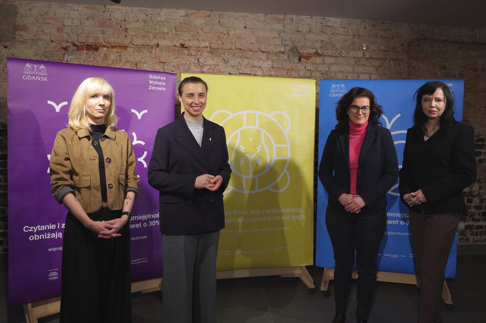 na zdjęciu cztery kobiety w średnim wieku pozują do zdjęcia