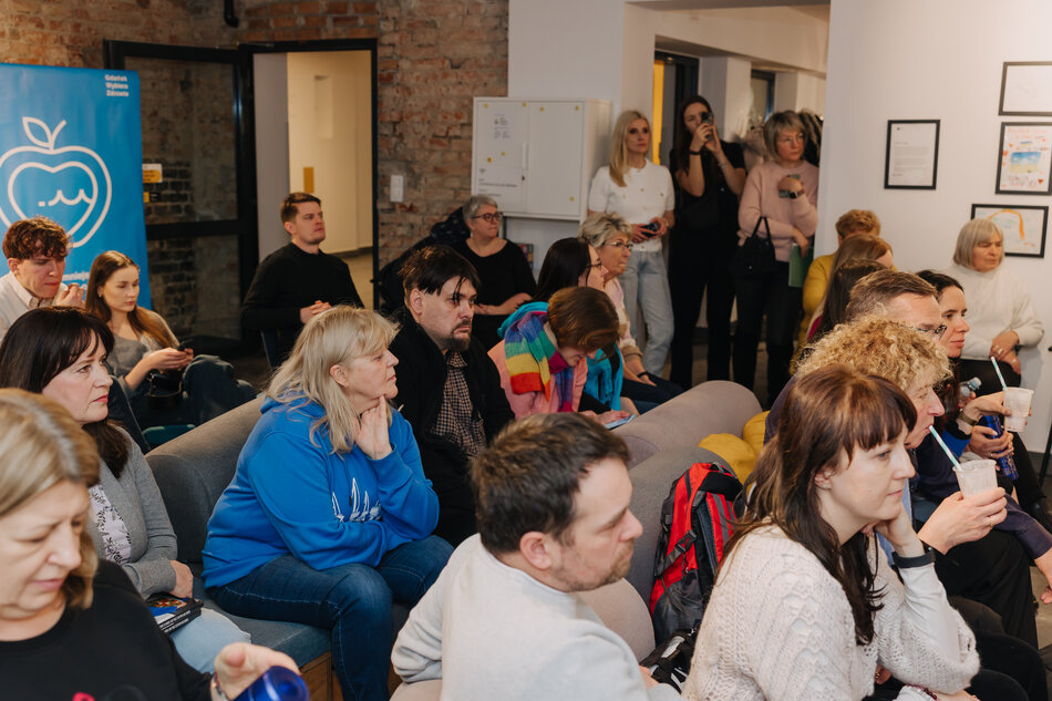 Grupa ludzi siedzących na krzesłach