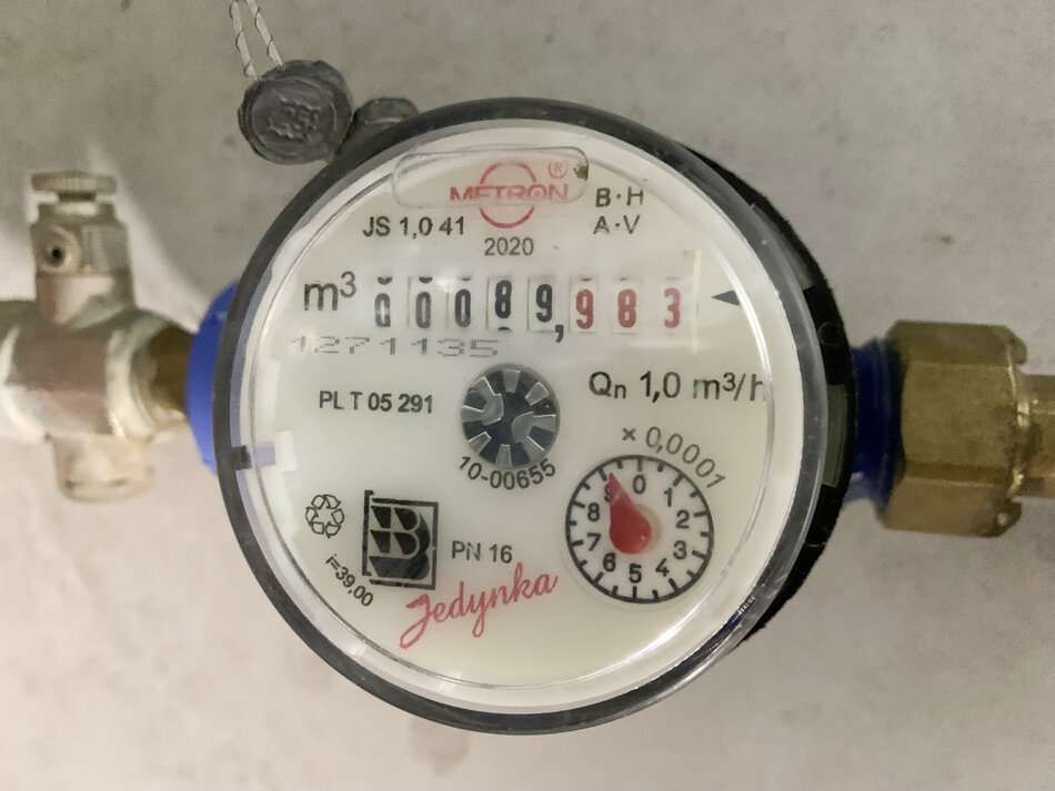na zdjęciu wodomierz