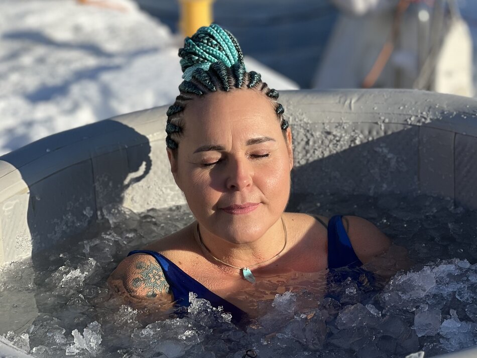 Katarzyna Jakubowska morsuje w balii z lodem na terenie AZS Hotel Galion Gdańsk 