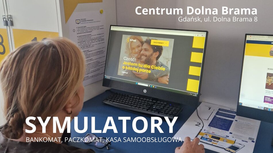 Zdjęcie przedstawia kobietę siedzącą przy stanowisku komputerowym w Centrum Dolna Brama w Gdańsku. Na ekranie monitora widoczny jest symulator obsługi paczkomatu firmy InPost z napisem „Cześć! Jestem tu dla Ciebie o każdej porze”. Dolną część grafiki zajmuje duży, biały napis „SYMULATORY” oraz podtytuł: „BANKOMAT, PACZKOMAT, KASA SAMOOBSŁUGOWA”. W prawym górnym rogu widnieje adres placówki: ul. Dolna Brama 8. Obok monitora leżą materiały szkoleniowe i okulary, co sugeruje naukę obsługi nowoczesnych urządzeń samoobsługowych.
