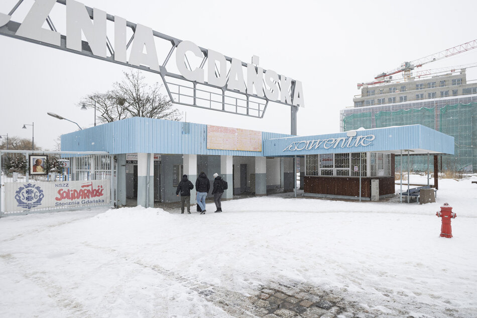 Brama i portiernia do Stoczni Gdańskiej.