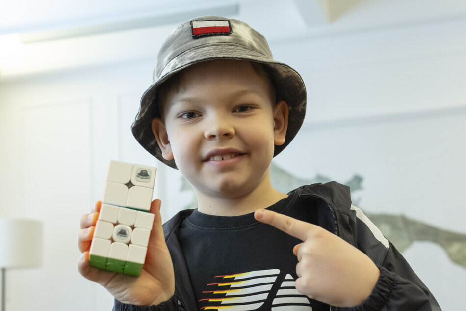 Spotkanie prezydent Gdańska Aleksandry Dulkiewicz z Teodorem Zajderem - rekordzistą w układaniu kostki Rubika