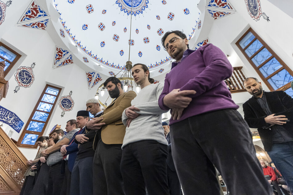 Modlący się mężczyźni