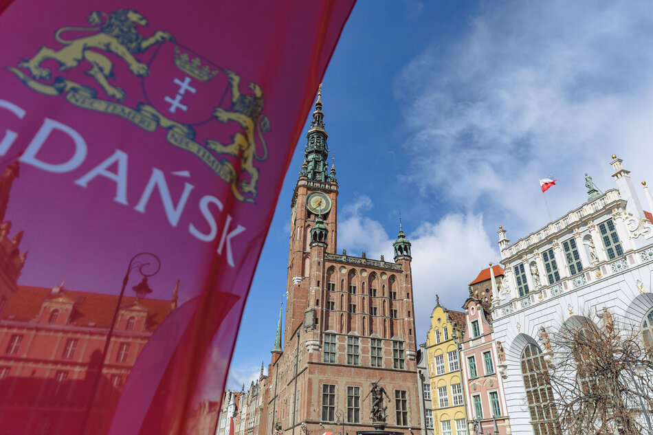 Widok Długiego Targu z flagą na której jest napis Gdańsk 