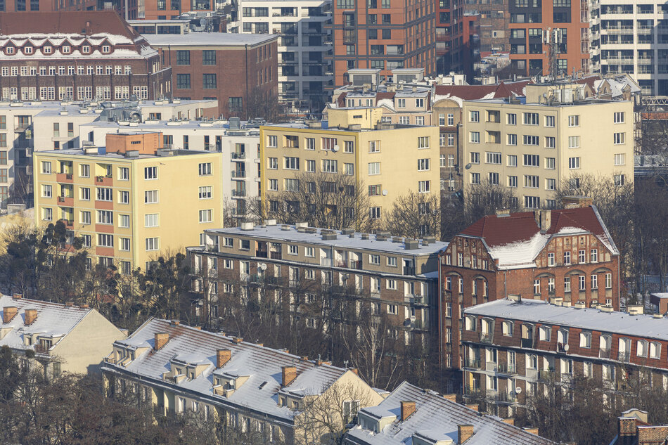 zdjęcie z drona, widać ośnieżone dachy i szczyty kamienic