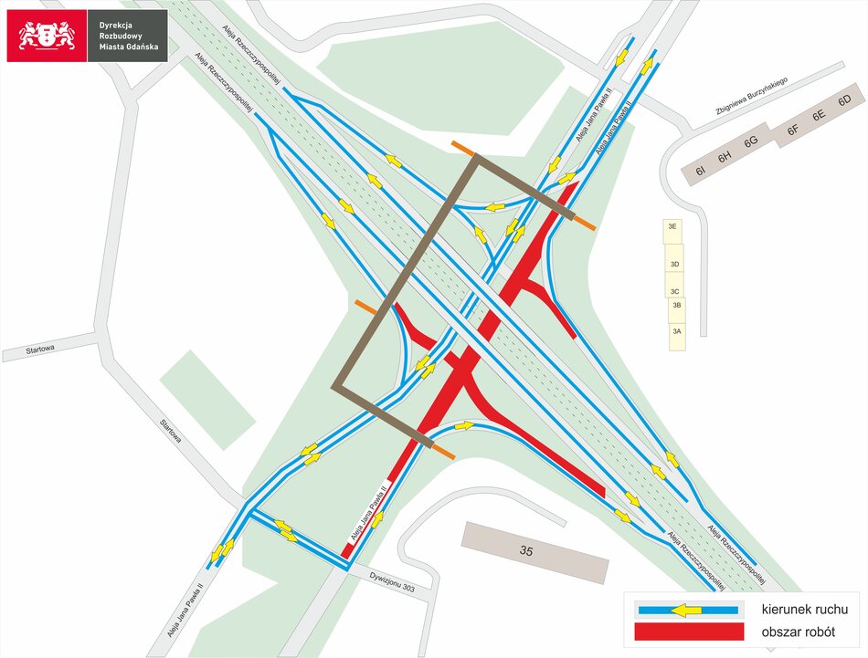 Schemat przedstawia tymczasową organizację ruchu na skrzyżowaniu alei Jana Pawła II i alei Rzeczypospolitej w Gdańsku, wprowadzoną na czas rozbiórki starej kładki dla pieszych. Kolorem czerwonym oznaczono obszary wyłączone z ruchu (plac budowy), natomiast żółte strzałki wskazują dostępne kierunki jazdy oraz objazdy prowadzące przez istniejące łącznice i nawrotki