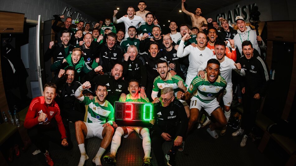 Grupa 30 mężczyzn w euforii - na tablicy wynik 3:0