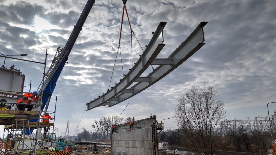 na zdjęciu wiszący stalowy element nowego wiaduktu