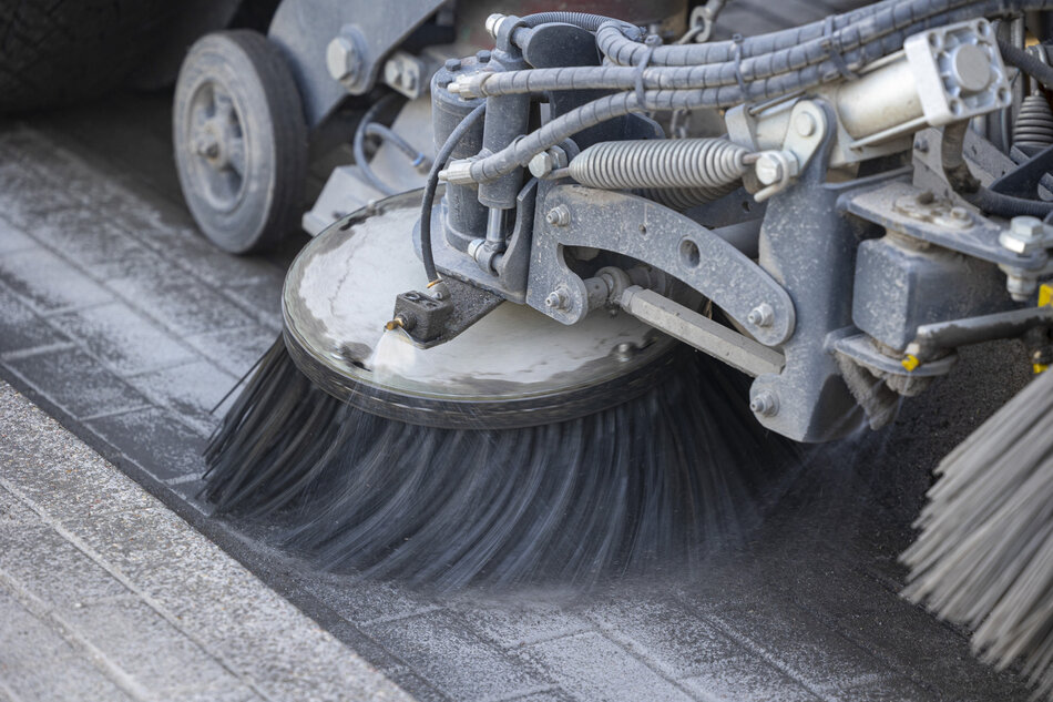 na zdjęciu ogromna szczotka przymocowana do samochodu, służąca do sprzątania ulic