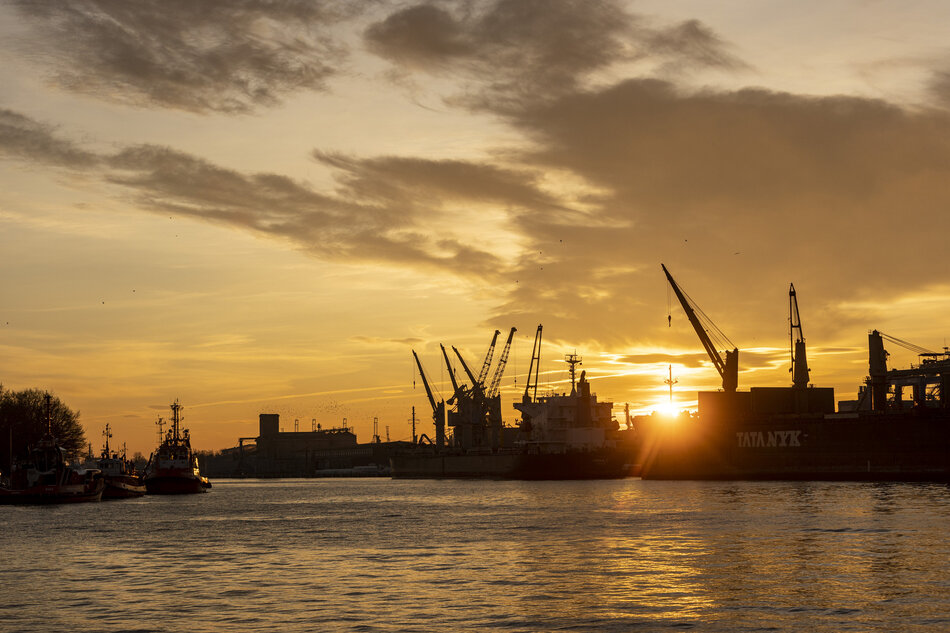 gcm-download-1920-20250117-port-gdansk-wschod-slonca-009.e70b6671