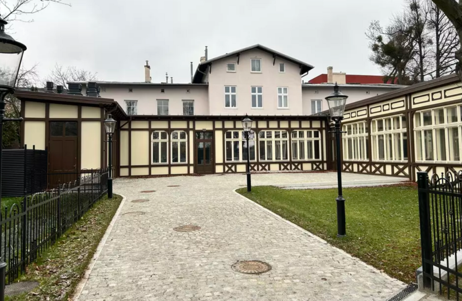 na zjęciu odnowiony zabytkowy budynek jednopoziomowy, 