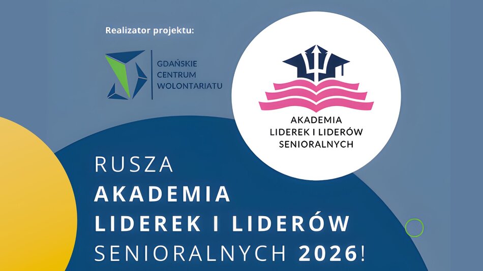 Grafika informacyjna na niebieskim tle z elementami geometrycznymi. W lewym górnym rogu napis „Realizator projektu:” oraz logo Gdańskiego Centrum Wolontariatu. W prawym górnym rogu białe koło z logo „Akademii Liderek i Liderów Senioralnych”, które przedstawia granatową czapkę absolwenta połączoną z trójzębem nad różową, otwartą książką. W dolnej części duży biały napis: „RUSZA AKADEMIA LIDEREK I LIDERÓW SENIORALNYCH 2026!”. Po lewej stronie widoczny fragment żółtego koła, a po prawej mały zielony pierścień.