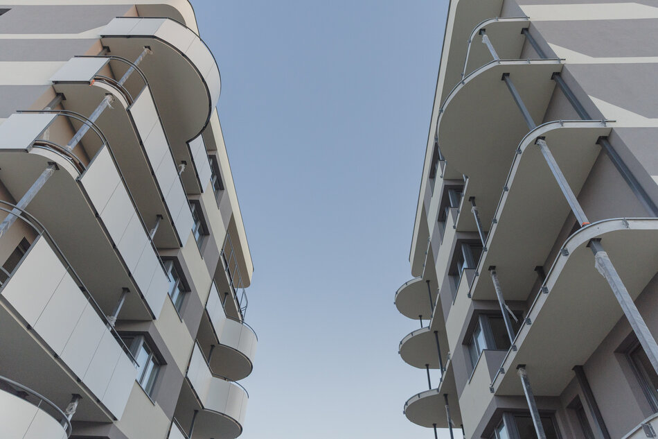 Widok balkonów o zaokrąglonym kształcie