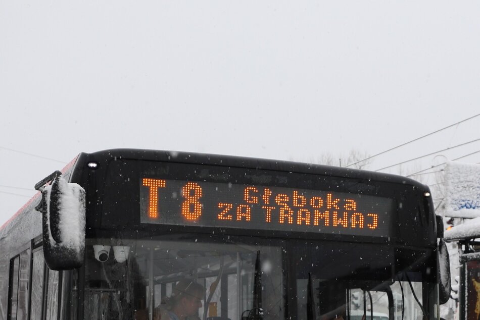 Widok tablicy wyświetlacza nad przednią szybą autobusu, napis: T8 Głęboka za tramwaj