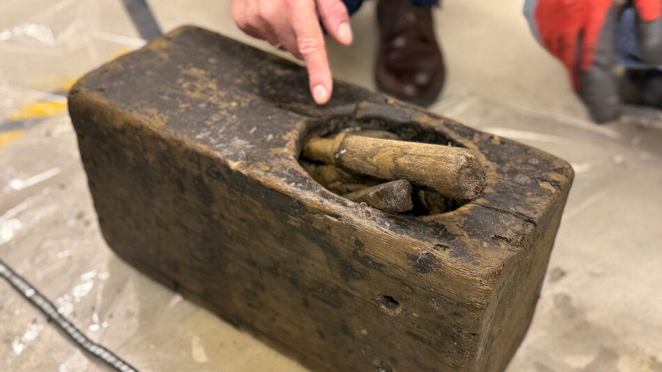 Skrzynka-ciesli-okretowego-przed-wyjeciem-zawartosci