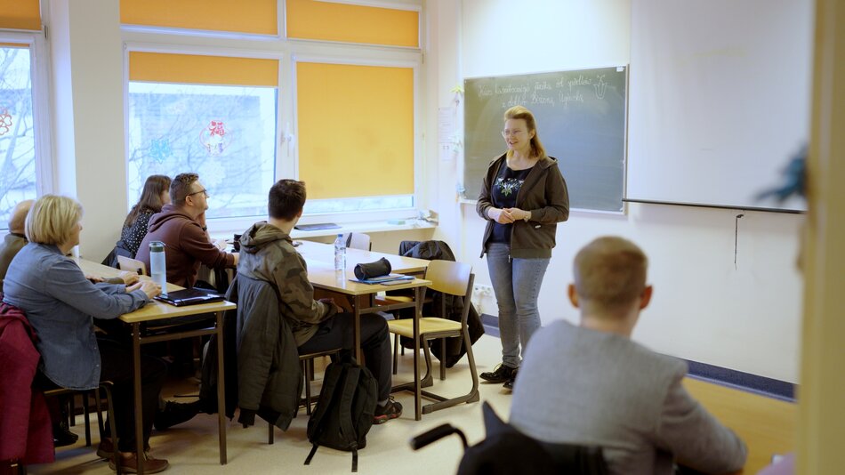 Ludzie w sali szkolnej