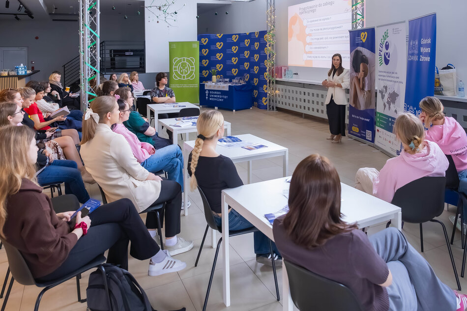 Warsztaty edukacyjne Kompleksowa opieka nad pacjentką z endometriozą w Gdańskim Uniwersytecie Medycznym. Jedna z prelekcji prowadzona przez ekspertkę przed liczną grupą słuchaczek.
