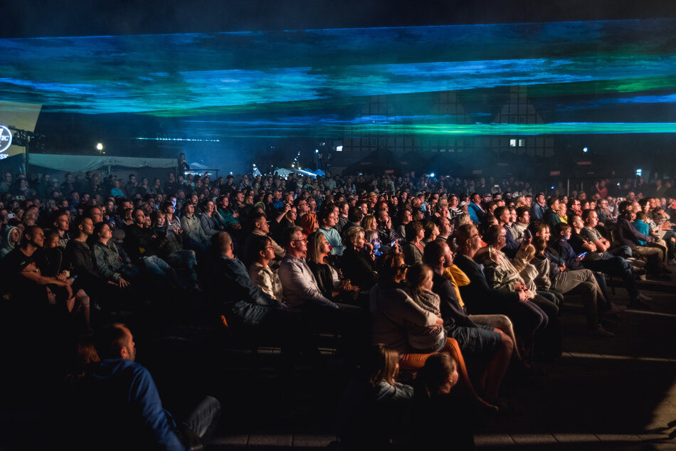 Publiczność przed ekranem 