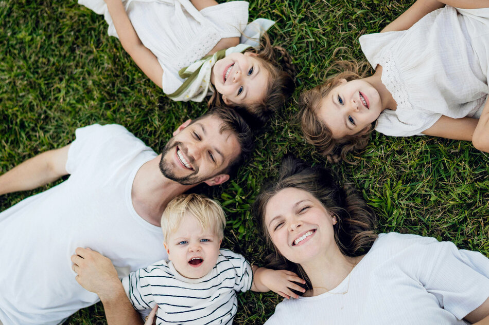 Rodzina leżąca na trawie