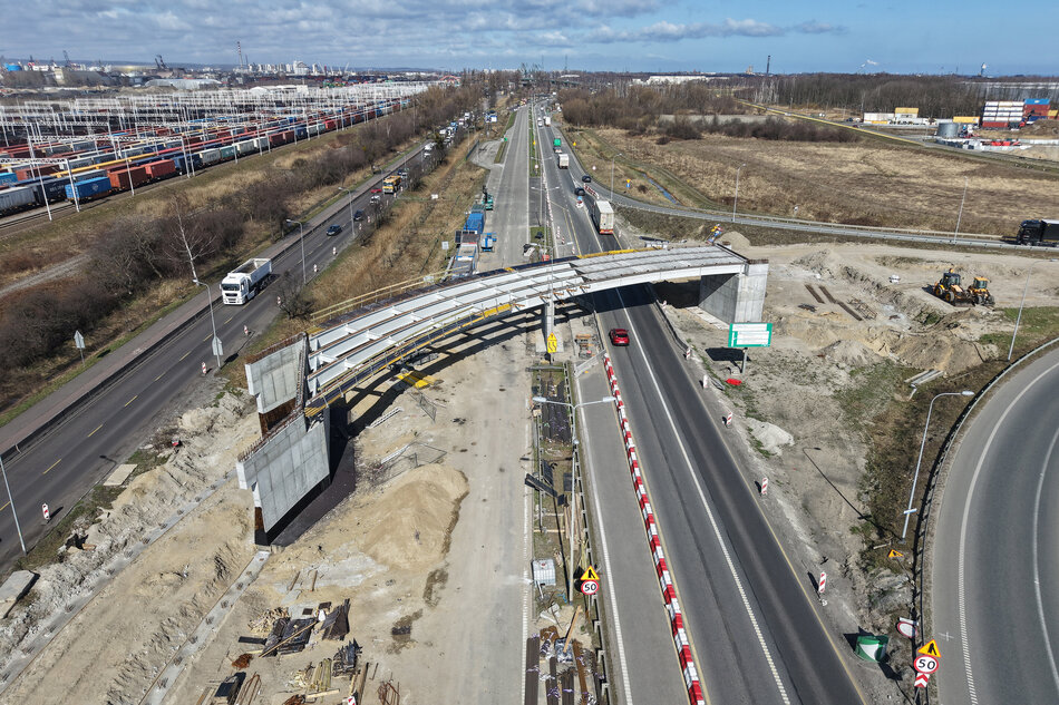 zdjęcie z drona, widać budowany fragment wiaduktu nad kilkupasmową jezdnią