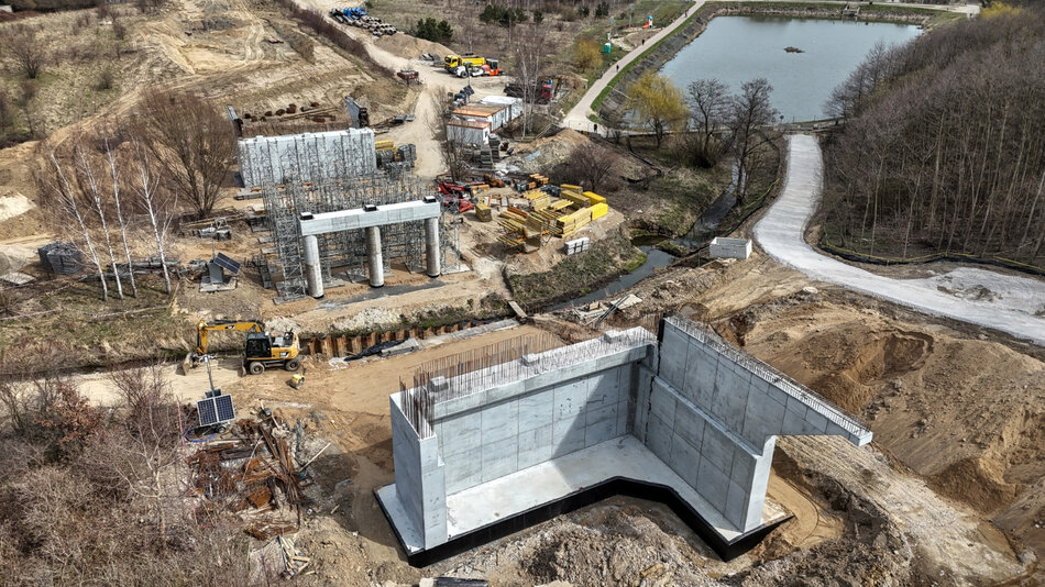 zdjęcie z drona, widać plac budowy, w tym filary przyszłej estakady