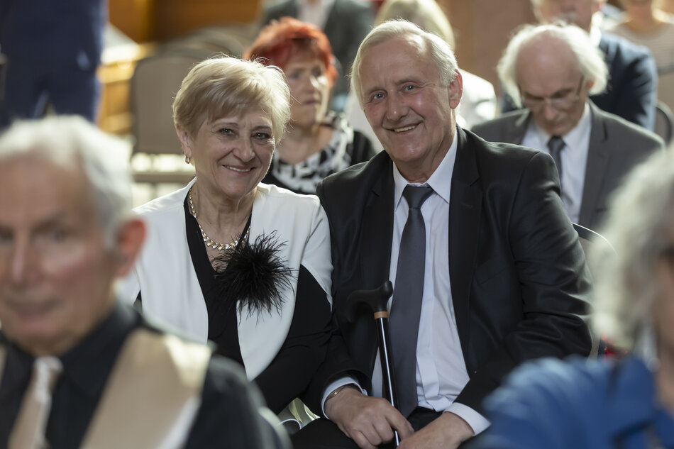 Uśmiechnięta para patrzy prosto w obiektyw fotografa 