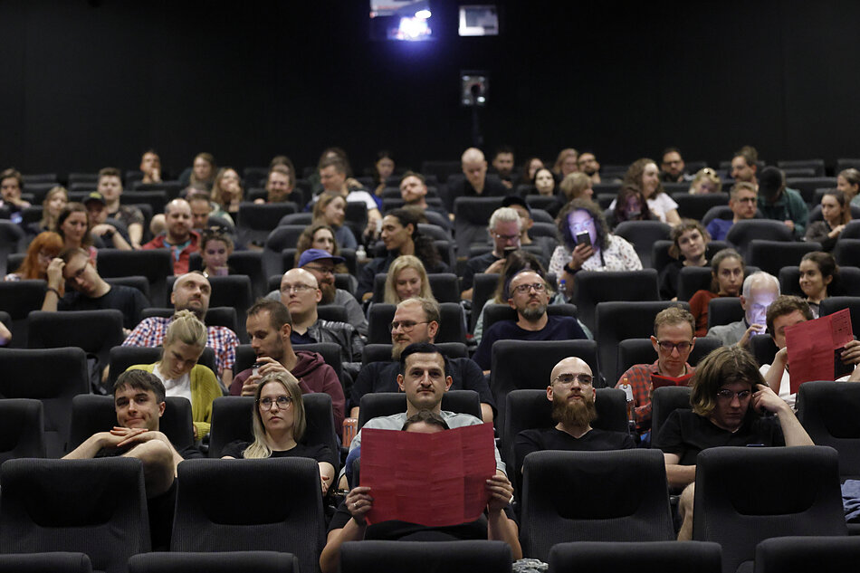 Ludzie siedzą na sali kinowej
