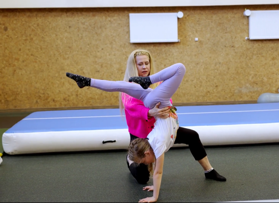 Zajęcia fitness sportowego. Trenerka z uczennicą ćwiczą. 