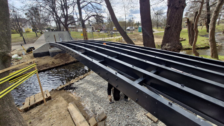 na zdjęciu zbliżenie na czarną konstrukcję metalową nowej kładki