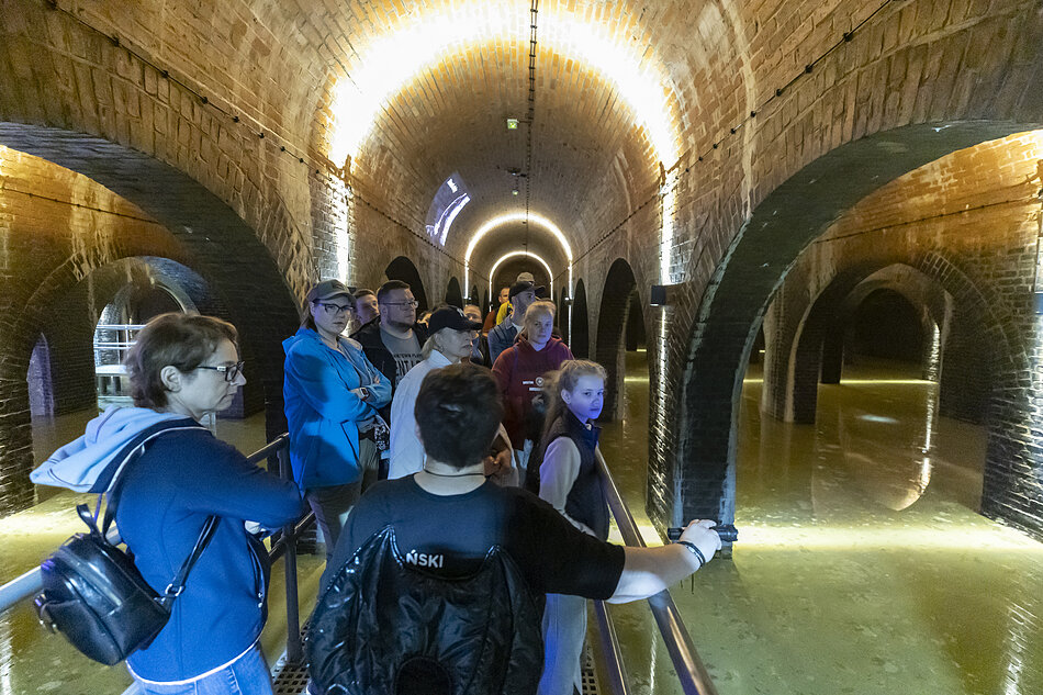 Zbiornik Wody Stara Orunia. Ludzie oglądają podziemia. 