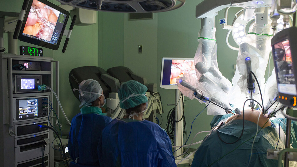 Na-zdjeciu-operacja-robotem-Da-Vinci-w-UCK-w-Gdansku