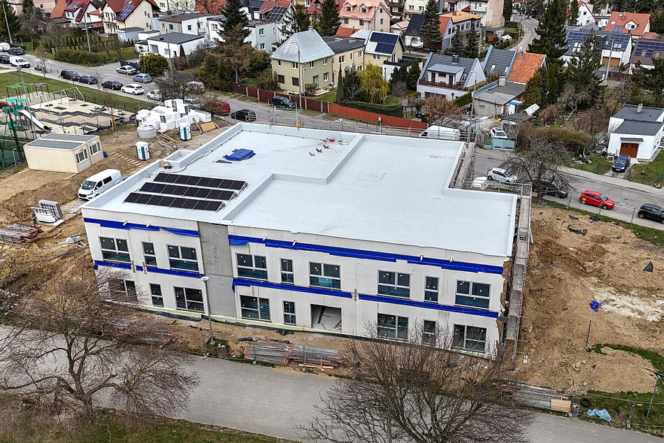 zdjęcie z drona na budowę nowego budynku żłobka