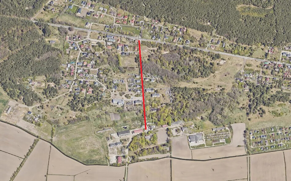 Zdjęcie satelitarne fragmentu miasta z zaznaczonym czerwonym kolorem odcinkiem jezdni.