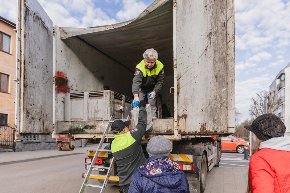 Mężczyźni odbierają niebezpieczne odpady 